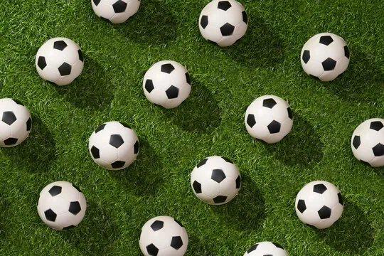 用户在手机上使用 球友体育 应用